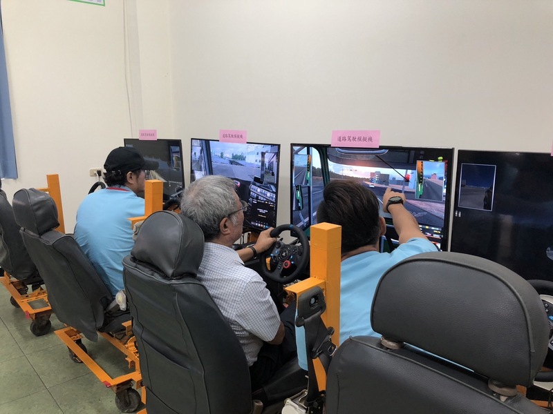 駕訓班備有道路駕駛虛擬實境駕訓模擬器實施道路駕駛模擬教學