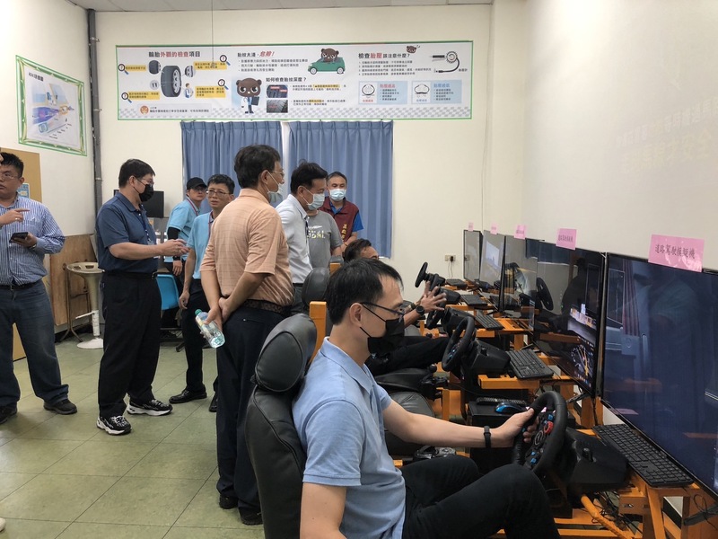 駕訓班備有道路駕駛虛擬實境駕訓模擬器實施道路駕駛模擬教學