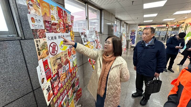 管碧玲主委視察小三通安檢作業