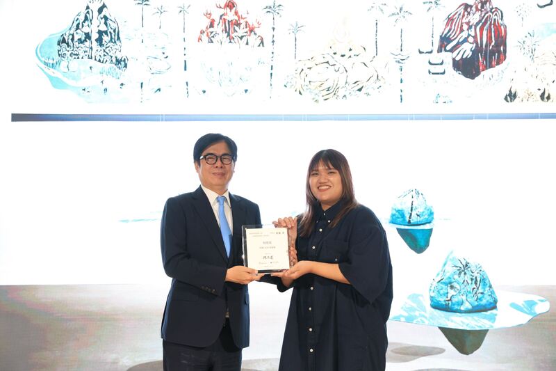 2024高雄獎首獎得主為謝其軒、陳彥齊及胡家瑜,由高雄市長陳其邁進行授獎,三位的作品從人的自身出發,探討人與感官、體制、歷史、現代的辨證,都非常的精彩。