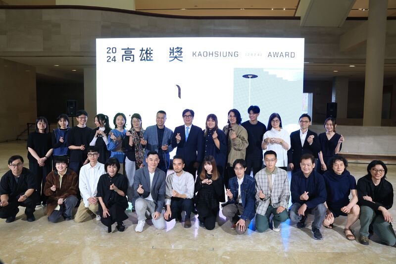 高雄獎首獎、書法篆刻類特別獎、優選獎及入選獎之所有得獎者與高雄市長陳其邁、文化局長王文翠、何創時書法藝術基金會何恩禮總監、高美館代理館長林羿妏及複審評審團代表陳永賢進行大合照。