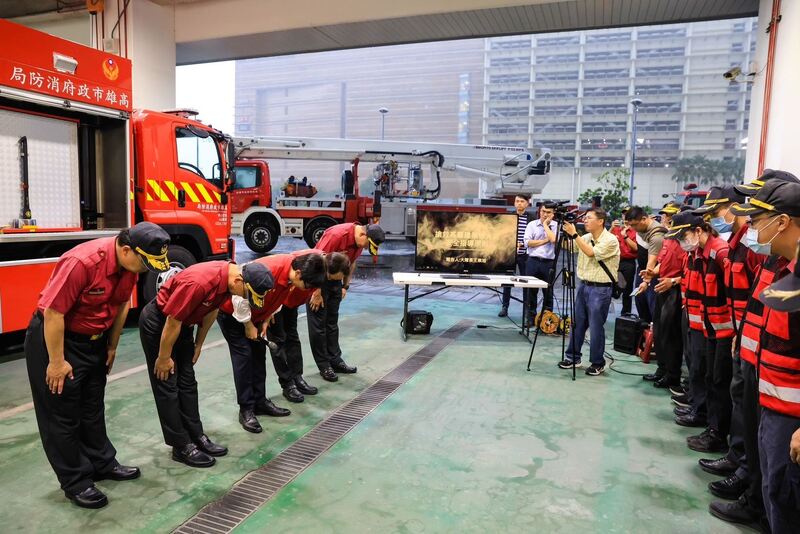 陳其邁與林欽榮向消防同仁深深一鞠躬,感謝他們在第一線出生入死的辛勞。