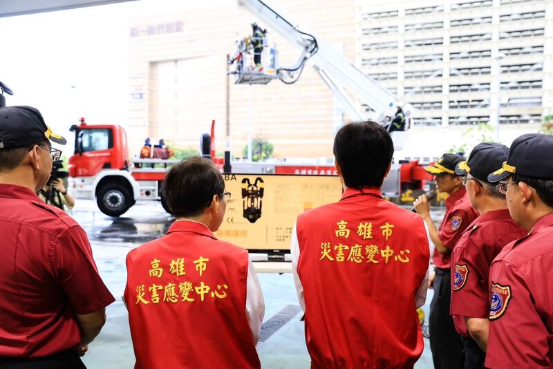 陳其邁聽取高樓火災搶救戰術及部署簡報。