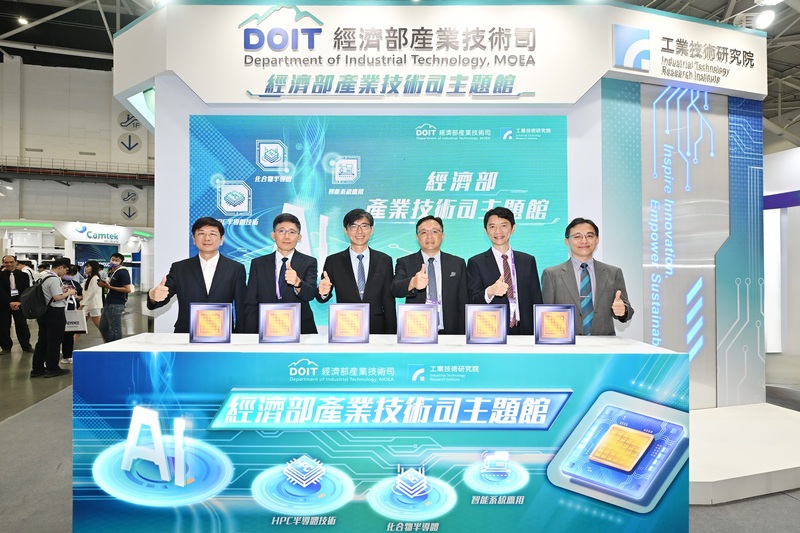 經濟部今(4)日在半導體年度盛事「2024 SEMICON TAIWAN」一口氣展示45項前瞻技術。左起為工研院感測系統中心執行長朱俊勳、力積電副總經理張守仁、經濟部產業技術司司長邱求慧、穩晟材料董事長朱閔聖、工研院電光系統所所長張世杰、工研院機械所副所長楊秉祥(圖片/翻攝)