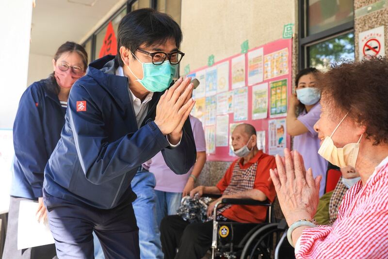 圖:市長陳其邁宣布,自明年1月起將加碼高雄弱勢失能長輩機構養護費補助2千元,由原來的2萬2千元增加到2萬4千元,盼減低市民負擔