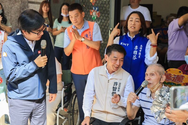 圖:市長陳其邁前往左營區老人福利機構慰問住民以及照護人員,除了化身靈魂歌手與長者共同歡唱國台語經典歌曲,同時也準備手工蛋捲和文旦,預祝長者中秋節快樂