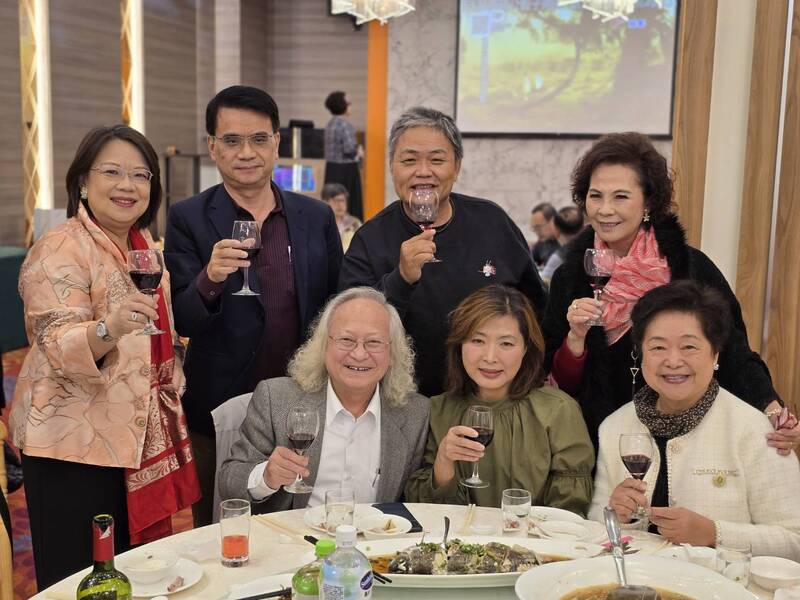 凝聚校友情誼!高師大校友會舉辦春酒餐會 頒發顧問證書(圖/高師大校友會提供)