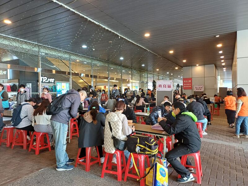 圖:高雄徵才活動吸引逾700人應試 半導體業成熱門選擇(圖/高雄市政府)