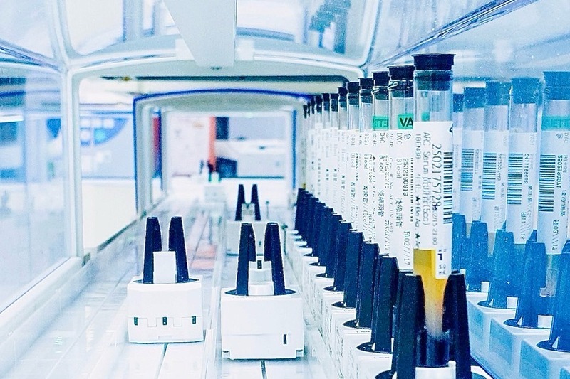 高醫檢驗醫學部「GLP生化自動化軌道」採單管傳運輸,Car technology智能調節急件優先。圖為GLP軌道檢體歸位冰箱示意圖(圖/高雄醫學院)