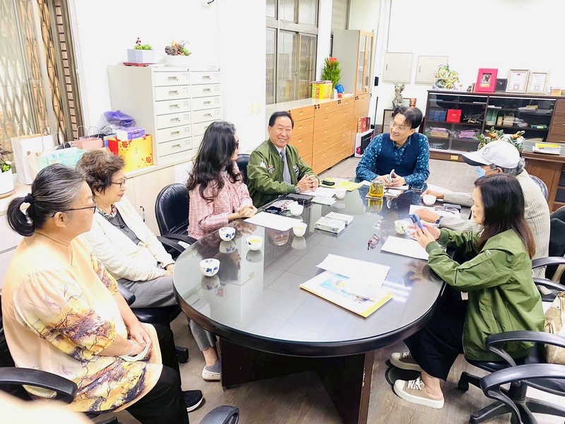 圖說: 聯合主辦單位 親至楠陽國小 拜會校長陳正修 大家意見交流