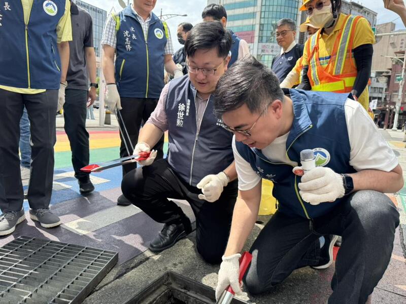 開溝清理水溝菸蒂_右起環境部彭部長啓明、臺北市環保局徐局長世勲_