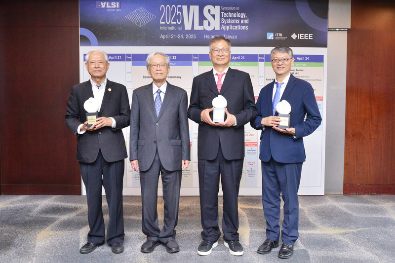2025 VLSI TSA國際研討會今日登場,會中潘文淵文教基金會也頒發2025 ERSO Award,由乾坤科技董事長劉春條、志聖工業董事長梁茂生、臺灣鈣鈦礦科技董事長陳來助三位獲獎。圖左起為志聖工業董事長梁茂生、潘文淵文教基金會董事長史欽泰、乾坤科技董事長劉春條、臺灣鈣鈦礦科技董事長陳來助