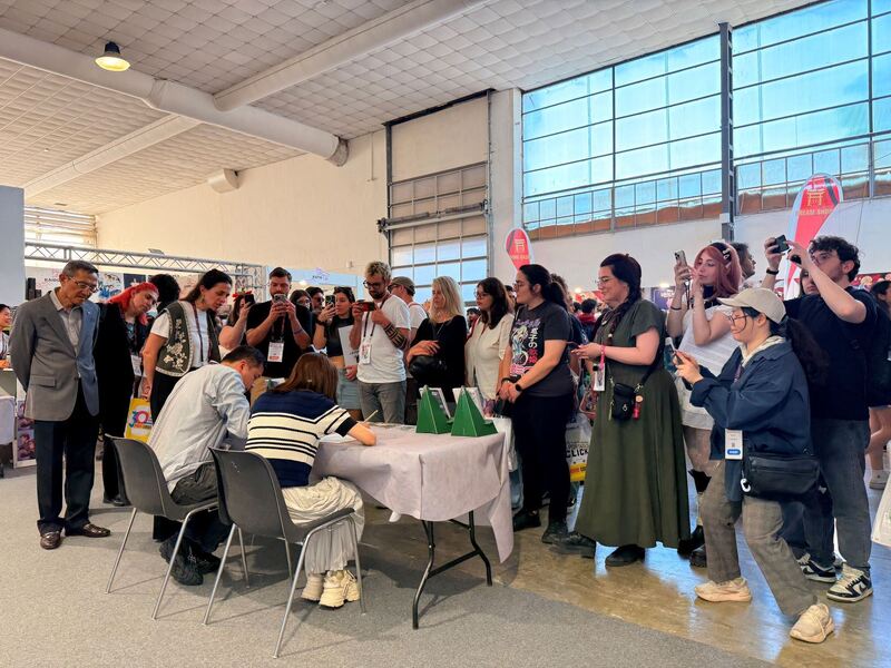 「Taiwan Comics」臺灣館開幕茶會安排2位參展漫畫家現場簽繪。(駐義大利代表處文化組提供)
