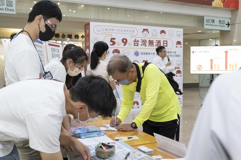 透過簡單的問卷填寫、酒精棉片檢測,吸引許多民眾前來參與,更了解何謂「酒精不耐症」,也能從【戒一杯】開始