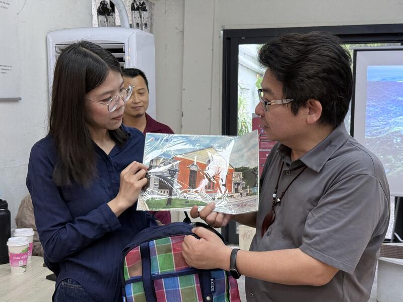 苑裡鎮劉育育鎮長與館長合影