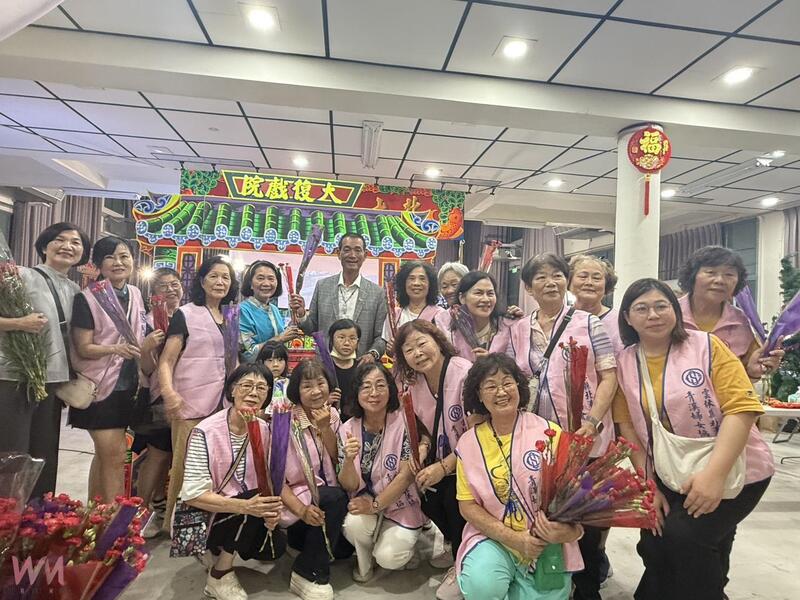 副議長蔡咏锝、北港鎮青溪婦女協會理事長蔡春綢親贈康乃馨,為現場媽媽獻上母親節祝福。