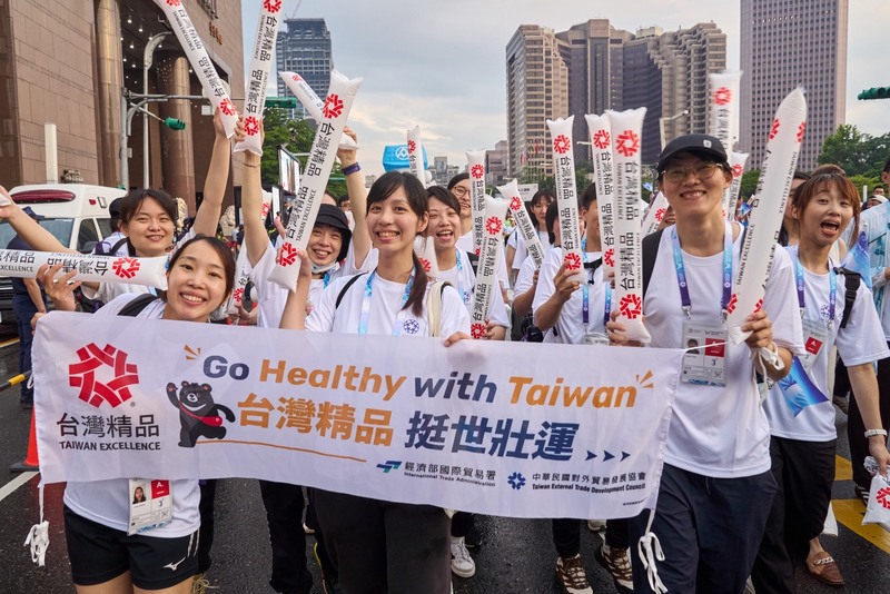 台灣精品隊參加世壯運開幕遊行,推廣臺灣大健康產業創新實力。(貿協提供)