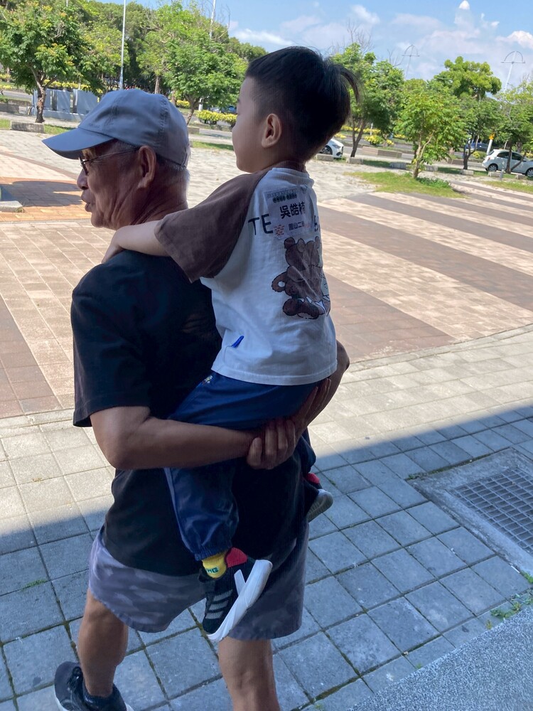 當孩子累了,寄養爸爸義不容辭的背起寄養孩子