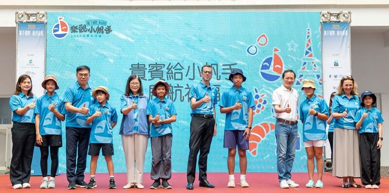 貴賓們為小帆手致上祝福合影(左1為教育部國教署蔡宜靜組長、左3為彭啟明部長、左5為管碧玲主任委員、右6為法國在台協會龍燁主任、右4為法國再生能源蔡倩傑專案開發總監、右2為法國國際電視5臺副總經理Karine Schroeder)
