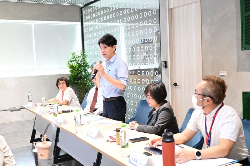 圖:高市青年局今(22)日在「K-TV高雄新媒體人才培育中心」舉辦「實習主管聯繫會議」,青年局長林楷軒(致詞者)和與會企業與學校互動交流人才培育經驗,並針對「大港年實習計畫」政策提出看法及建議