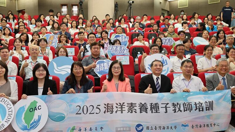 開訓典禮大合照_左起依序海洋委員會科技文教處林麗英處長、國家海洋研究院陳璋玲院長、海洋委員會管碧玲主任委員、國立臺灣海洋大學許泰文校長、國立臺灣海洋大學臺灣海洋教育中心吳靖國主任、國立臺灣海洋大學陳建宏教授