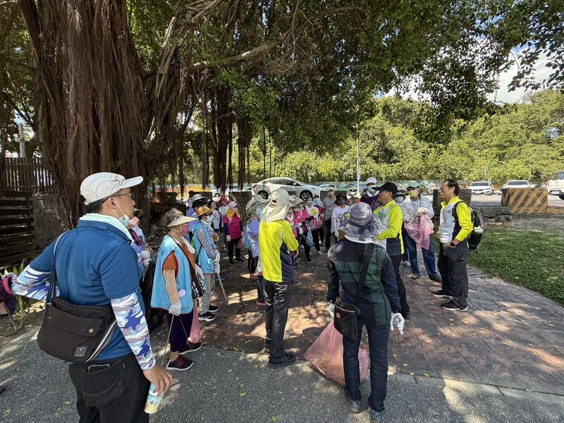 圖:淨山活動並結合國家自然公園管理處導覽老師一同發起「齊心做環保、左營會更好」聯合淨山活動