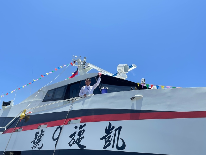 圖:航港局李彥明主任啟航擲麻糬祈福