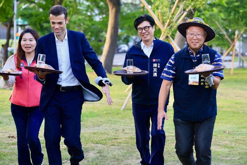 圖:高雄市長陳其邁與法國在台協會主任龍燁、以及法國國民議會友台小組卡巴揚議員、宓迪議員與高雄市議會李雅靜議員等人一起體驗咖啡競走活動,以單手托著餐盤優雅競走比賽,樂趣十足