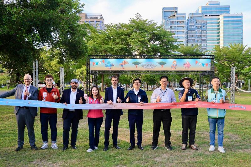 圖:高雄市長陳其邁與法國在台協會主任龍燁、以及法國國民議會友台小組卡巴揚議員、宓迪議員與高雄市議會李雅靜議員等人一起體驗咖啡競走活動,以單手托著餐盤優雅競走比賽,樂趣十足