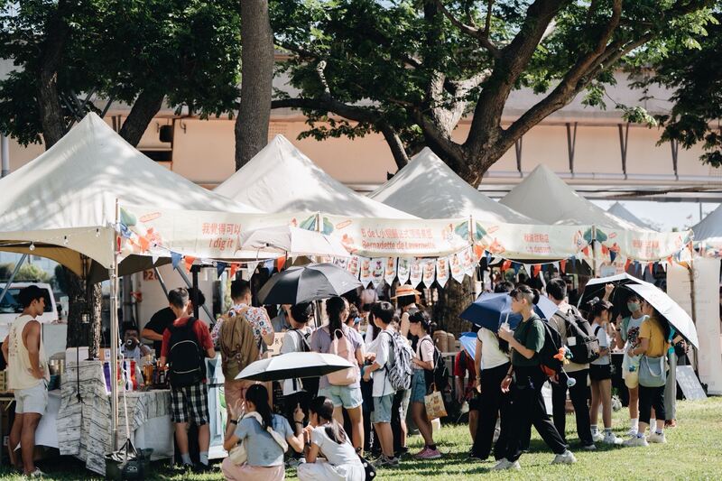 圖說:排隊人潮湧現,2025法國生活節23日盛大回歸,駁二湧萬人參與
