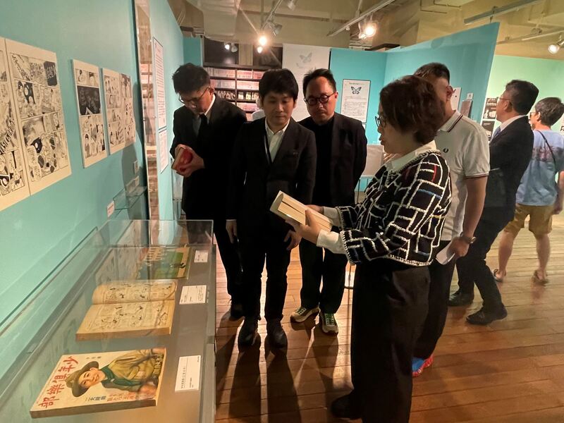 文化部次長王時思參觀展區(駐日臺灣文化中心提供)