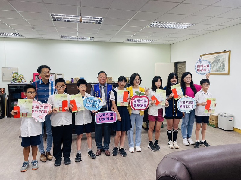 主辦單位與7 位佳作得主合影